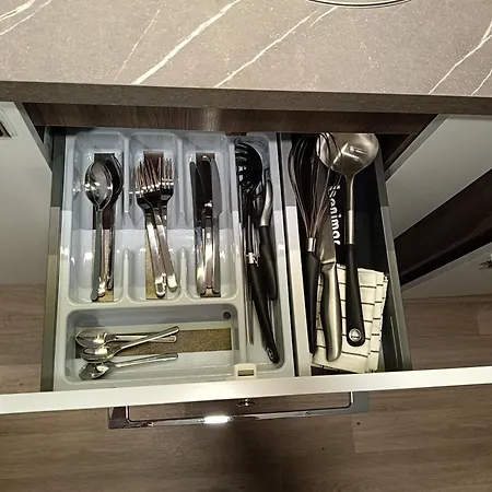 Duzy Kamper Rodzinny 6 Osob Benimar Sport 324 Up 度假居 *